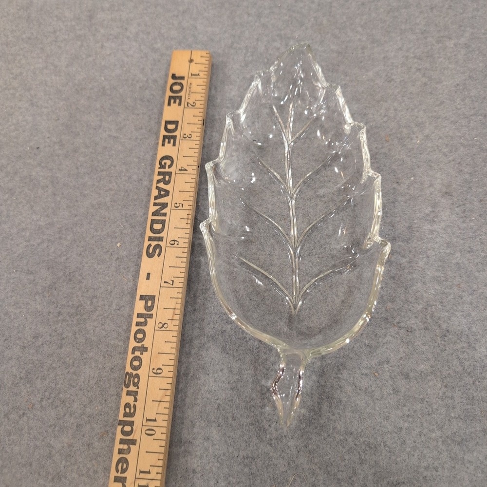 Vintage Clear Pressed Glass Leaf Shaped Trinket Dish Serving Tray Mid Century - Picture 2 of 3